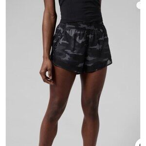Athleta Mesh Racer Run Shorts 4" Black Camo Womens Medium